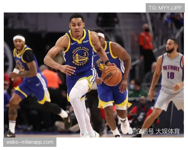 勇士格林在一次成功防守后,向场边解说席展示数据统计表 勇士格林在一次成功防守后,向场边解说席展示数据统计表